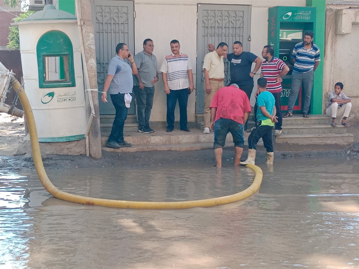 التعامل مع انفجار خط مياه رئيسي في المنوفية&nbsp;