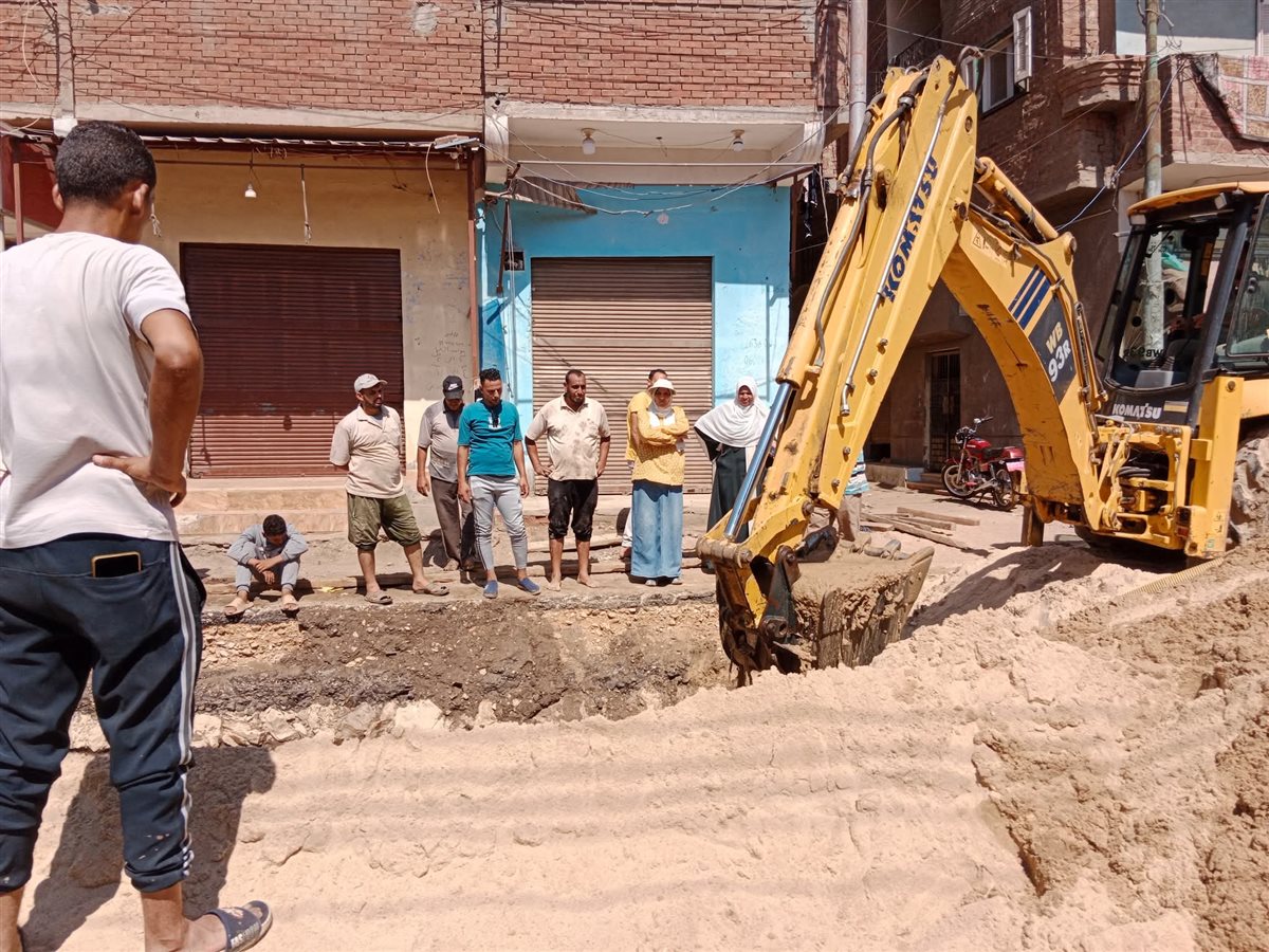 التعامل مع انفجار خط مياه رئيسي في المنوفية&nbsp;