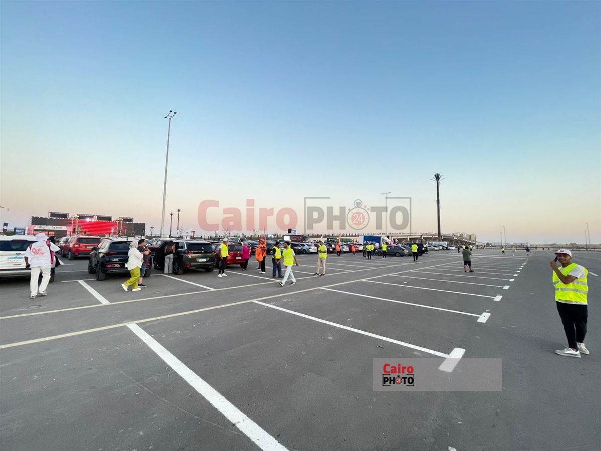 إقبال كبير.. توافد الجمهور على حفل أنغام أولى فعاليات مهرجان العلمين