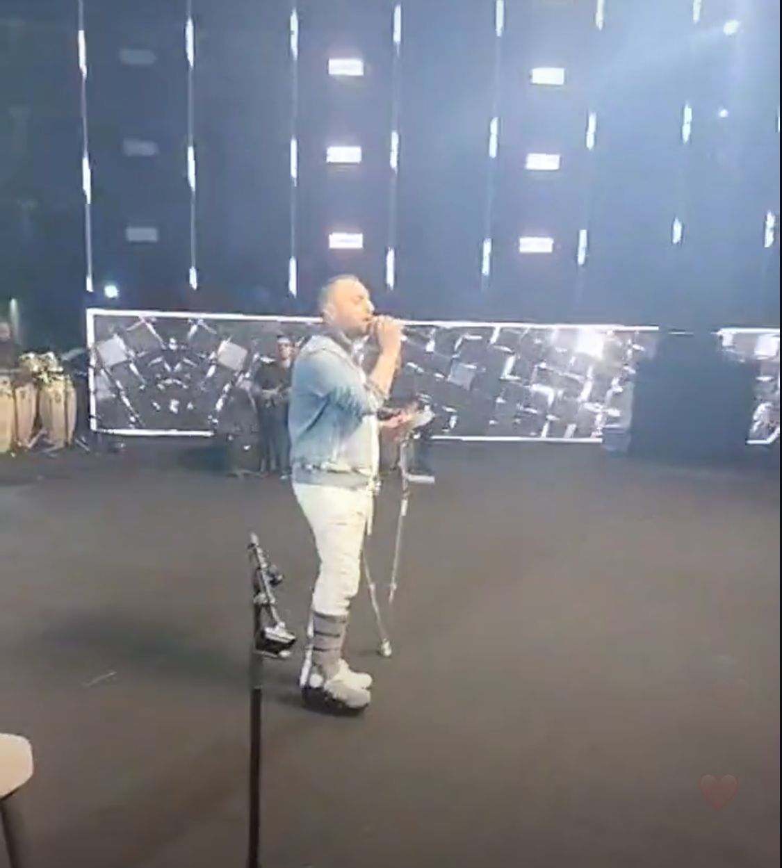 حسام حبيب في حفله بموسم جدة