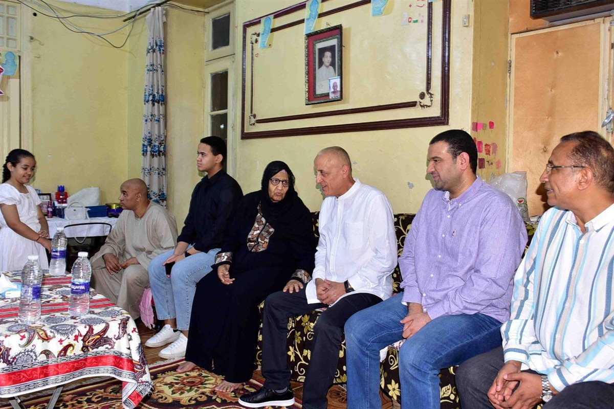 محافظ الأقصر في زيارة لمنزل مسنة 
