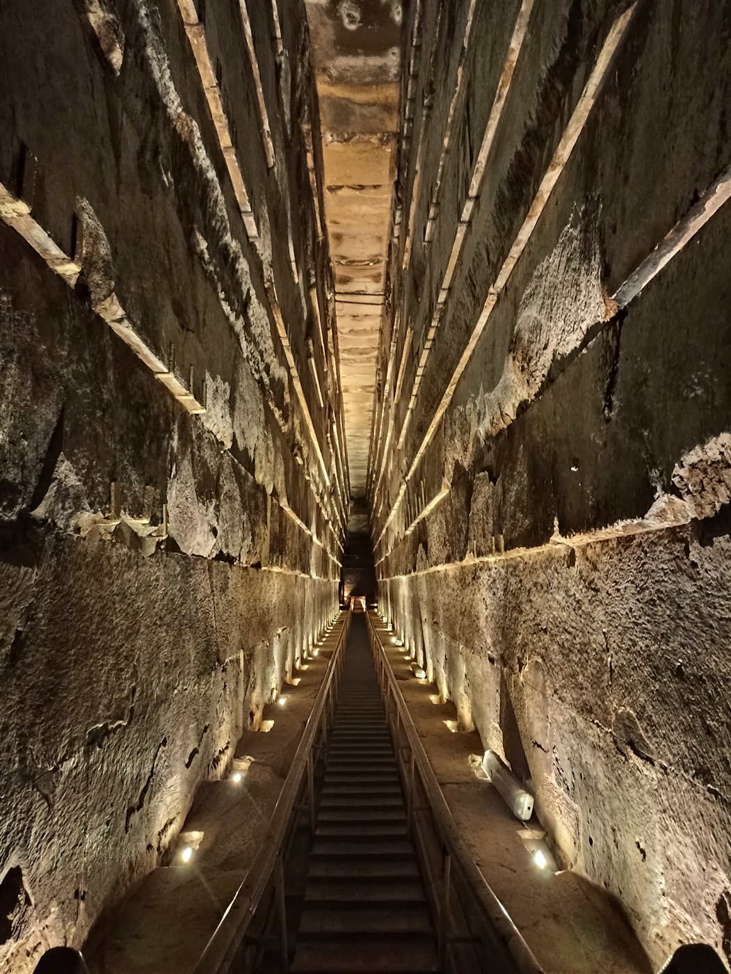 تحديث نظام الإضاءة الداخلية في أهرامات الجيزة