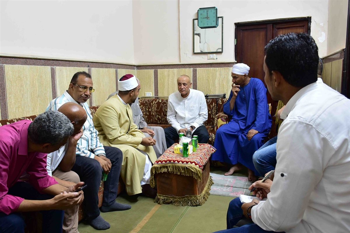 محافظ الأقصر في زيارة لمنزل مسنة 