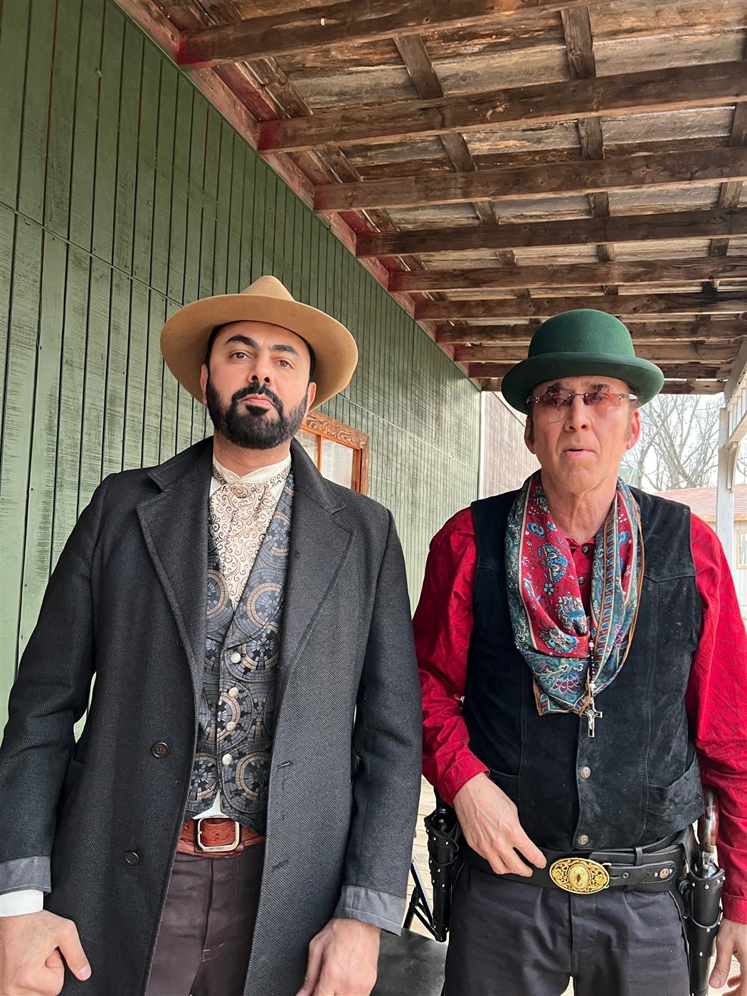 نيكولاس كيدج ومحمد كريم في فيلم The Gunslingers