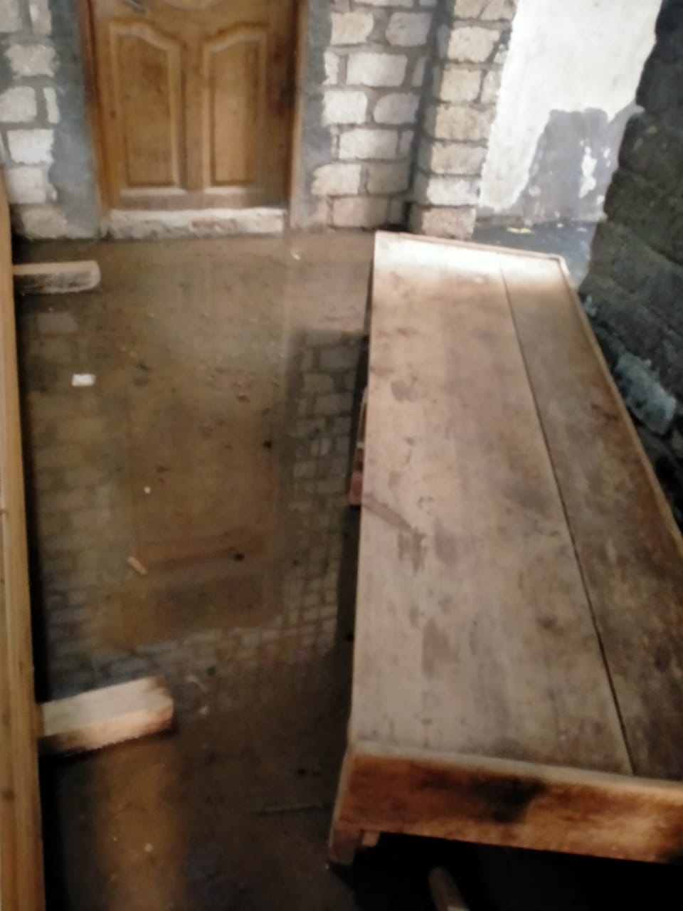 <strong>مياه الصرف تغرق منازل إدمو بالمنيا</strong>