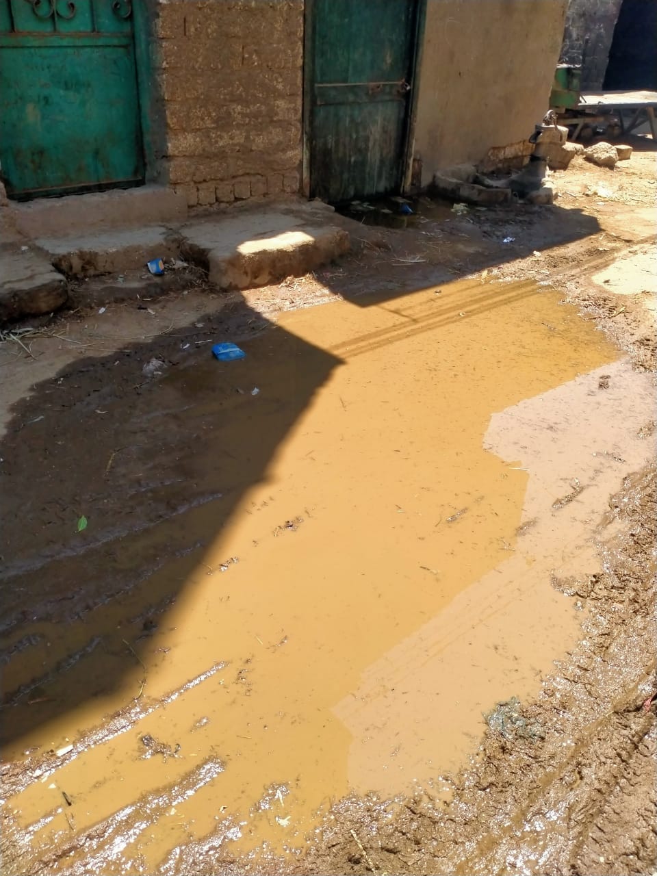 <strong>مياه الصرف تغرق منازل إدمو بالمنيا</strong>