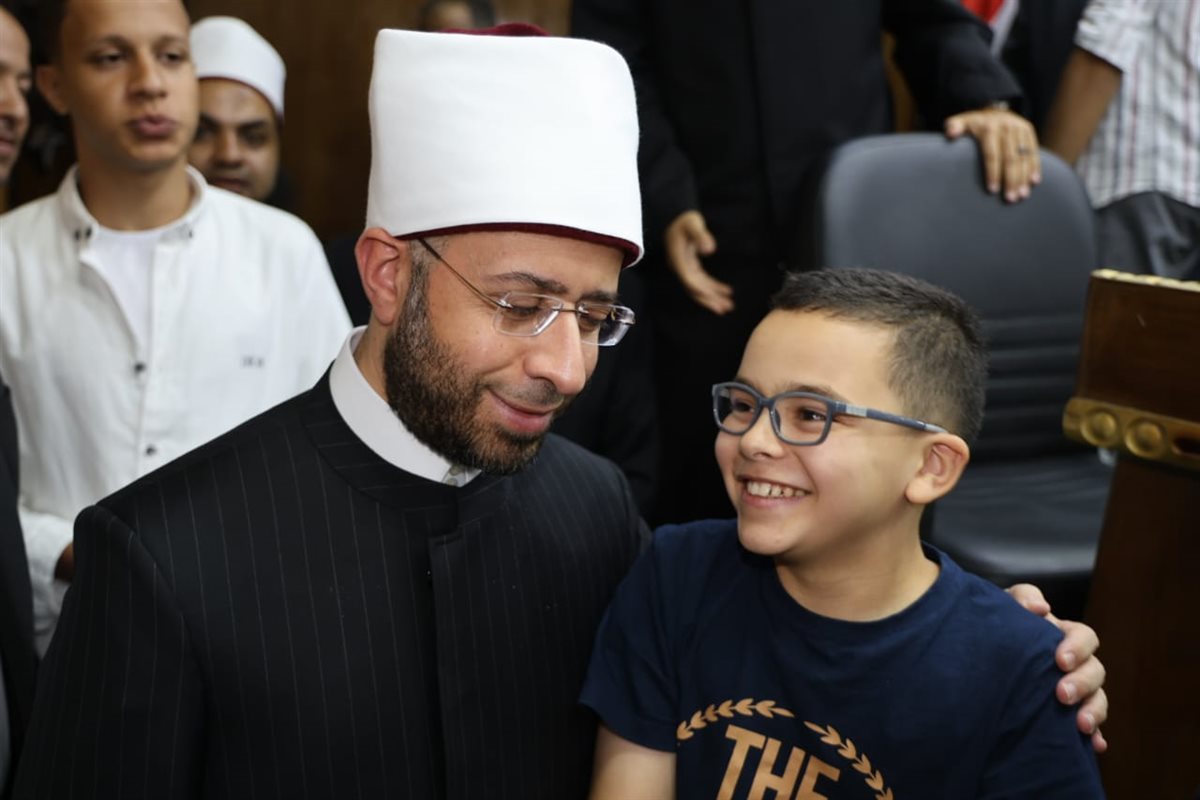 وزير الأوقاف يلتقط سيلفي مع أحد الصغار ويستمع لأخر خلال مناقشة رسالة ماجستير لإمام وخطيب بالوزارة&nbsp;