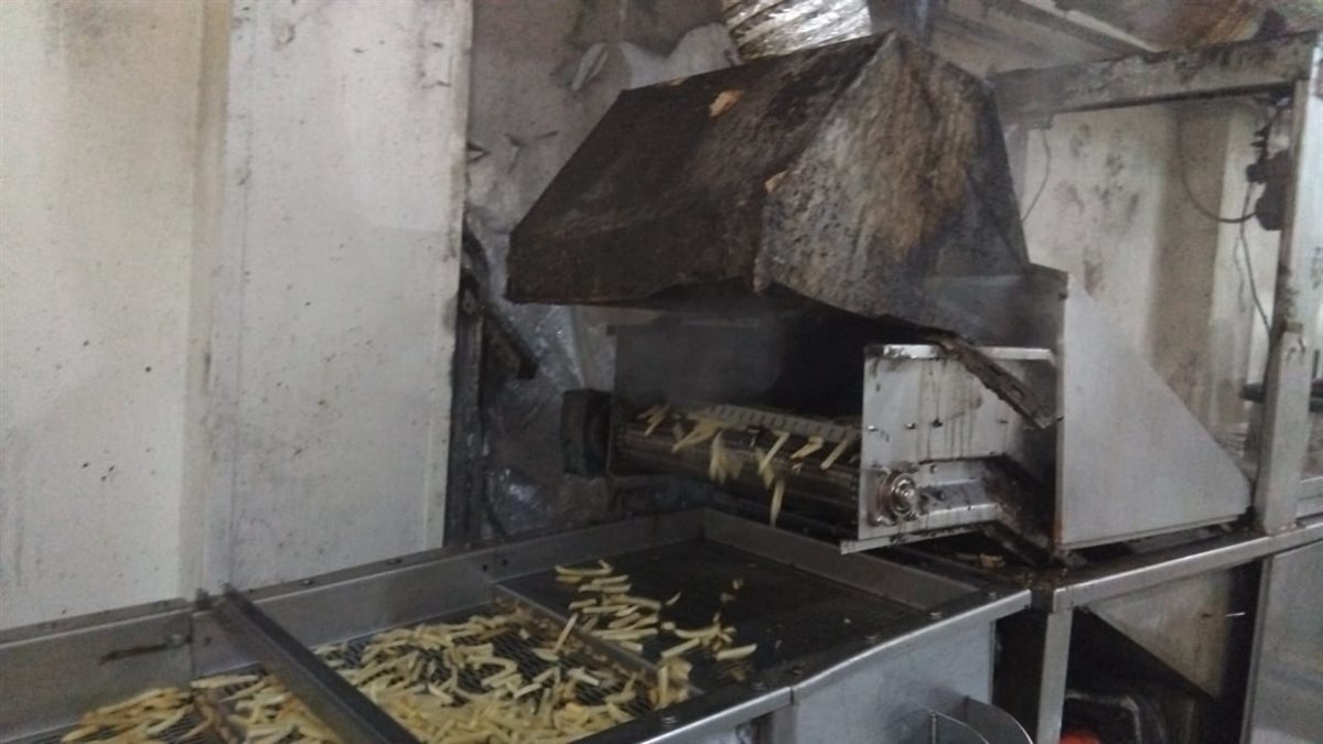 ضبط مصنع غير مرخص لإنتاج البطاطس النصف مقلية باستخدام زيوت منتهية الصلاحية بالمنوفية