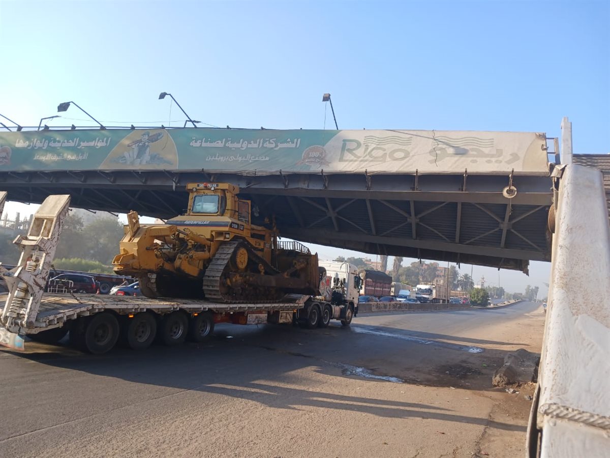 اصطدام سيارة نقل بكوبري مشاه طوخ