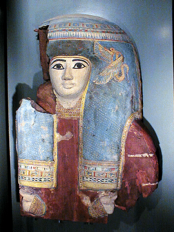 غطاء تابوت يكشف ملامح أنثوية