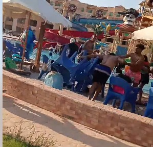 فحص أمن لفيديو يوثق لحظة سرقة أسرة والتعدي عليها داخل قرية أورلاندو 2 في العين السخنة