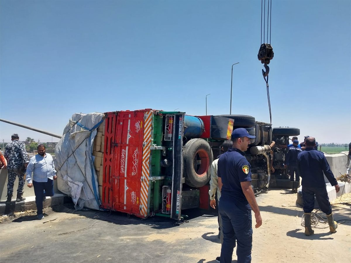 حادث انقلاب سيارة شحن ثقيلة