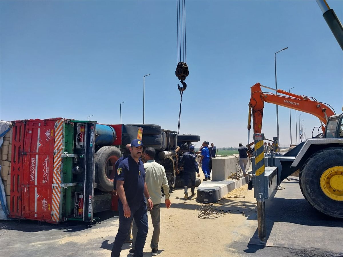 حادث انقلاب سيارة شحن ثقيلة