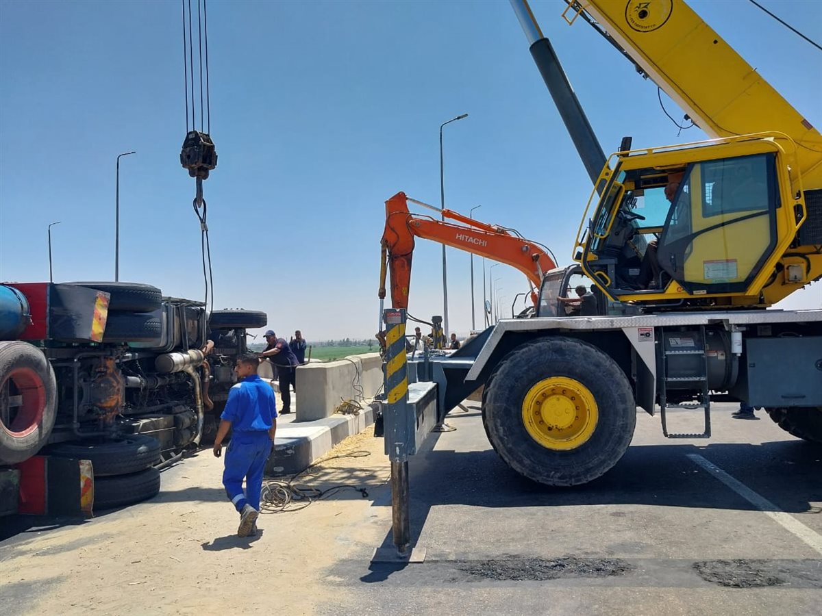 حادث انقلاب سيارة شحن ثقيلة