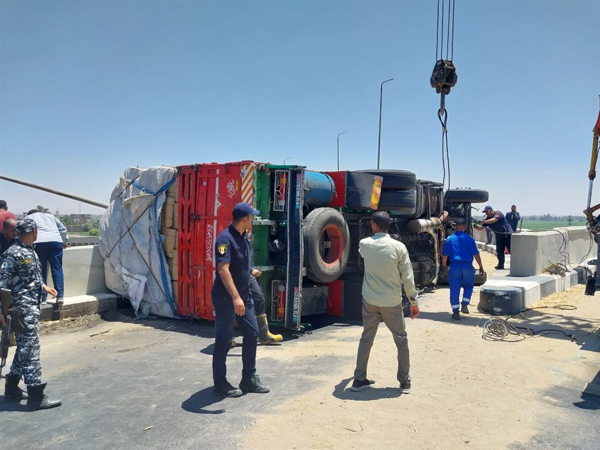 حادث انقلاب سيارة شحن ثقيلة