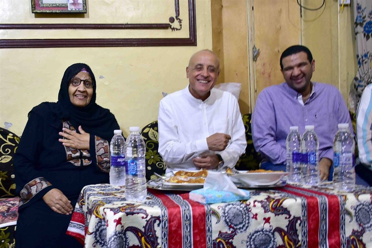 محافظ الأقصر في زيارة لمنزل مسنة 