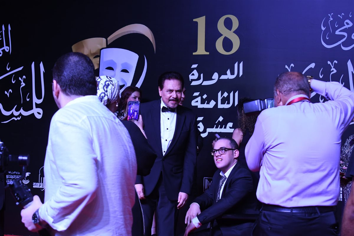 محمد رياض وشخص من ذوي الهمم في الدورة الـ 18 من مهرجان المسرح القومي
