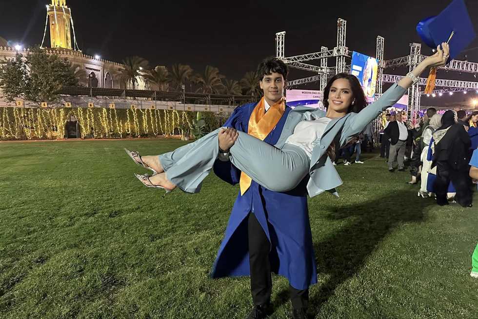 آمال ماهر ونجلها