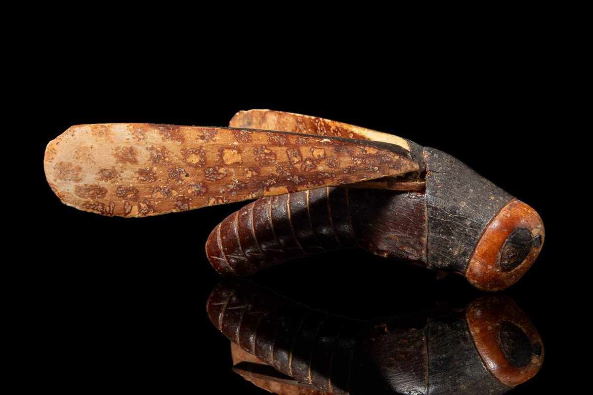 تحفة فرعونية على هيئة جرادة تُعرض في مزاد بلندن