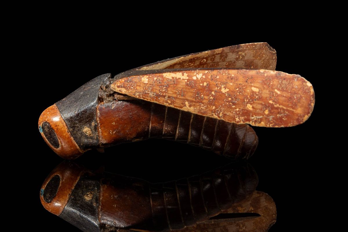 تحفة فرعونية على هيئة جرادة تُعرض في مزاد بلندن