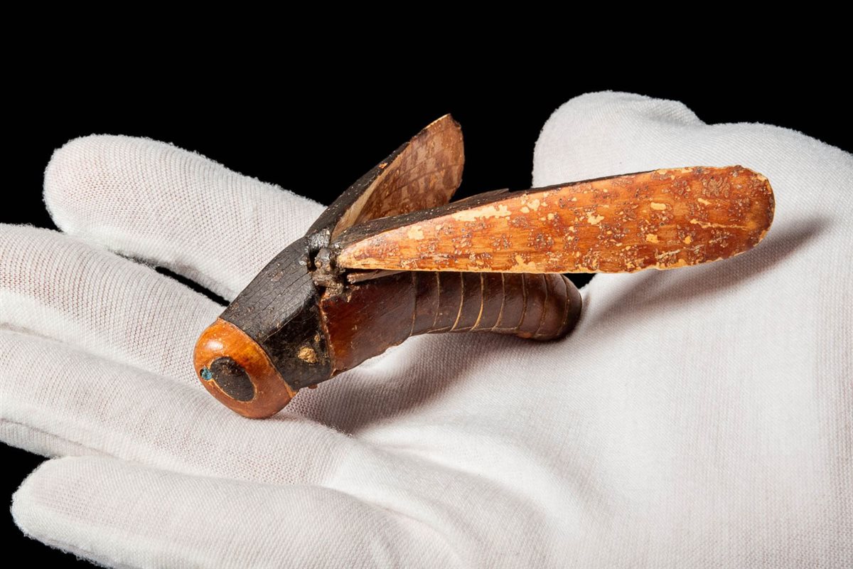 تحفة فرعونية على هيئة جرادة تُعرض في مزاد بلندن