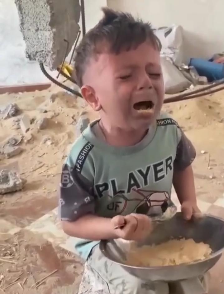 صغير فلسطيني يأكل الرمل 