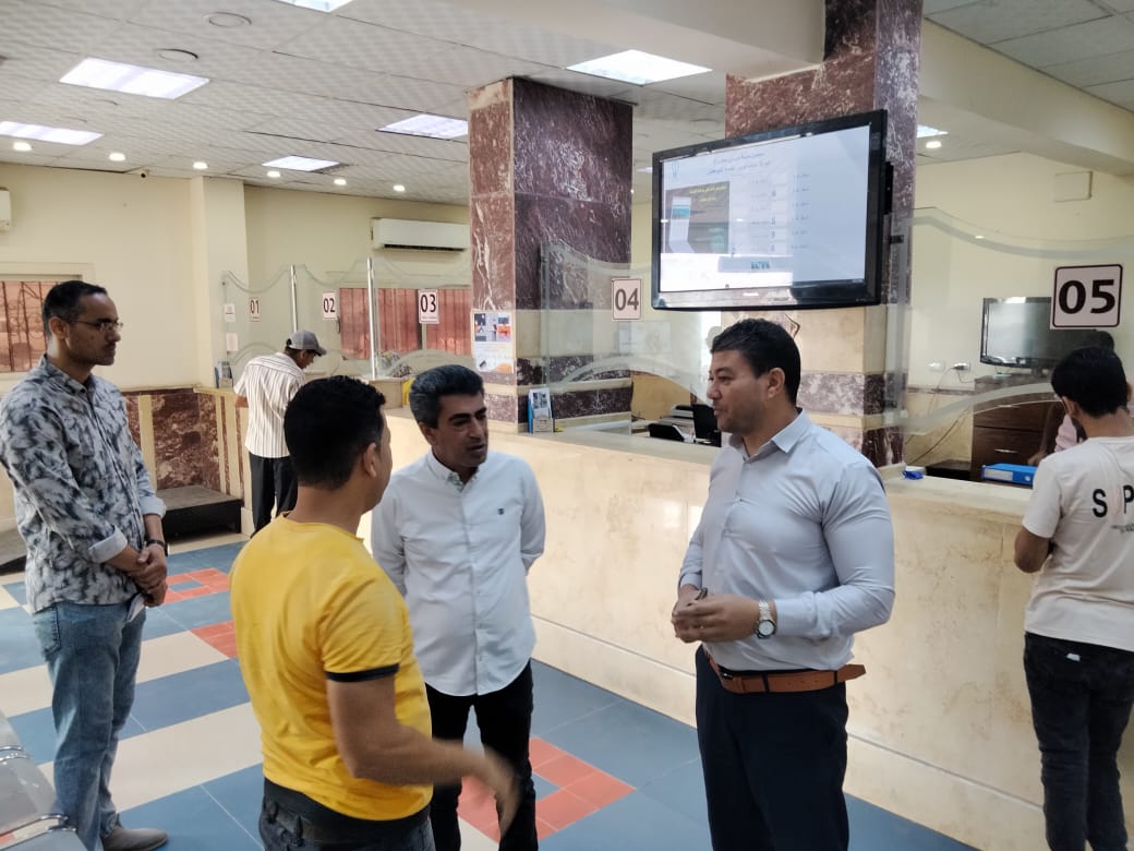 رئيس مدينة مرسى مطروح يستمع لشكاوى ومقترحات المواطنين خلال تفقده المركز التكنولوجى