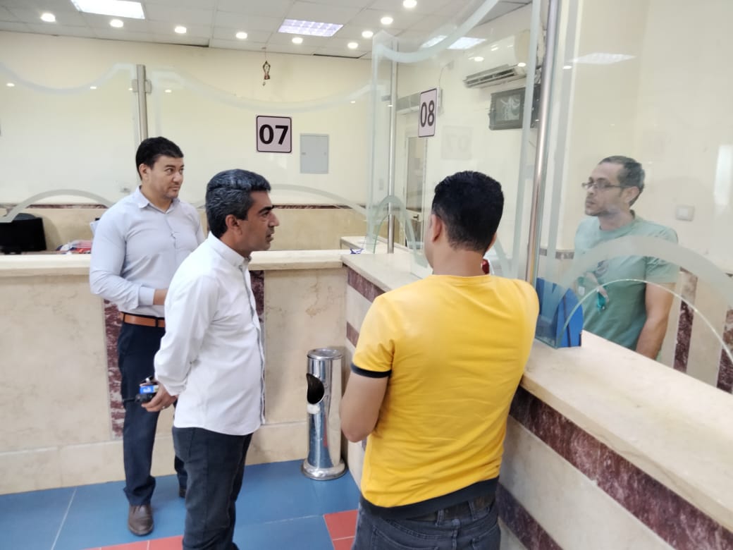 رئيس مدينة مرسى مطروح يستمع لشكاوى ومقترحات المواطنين خلال تفقده المركز التكنولوجى