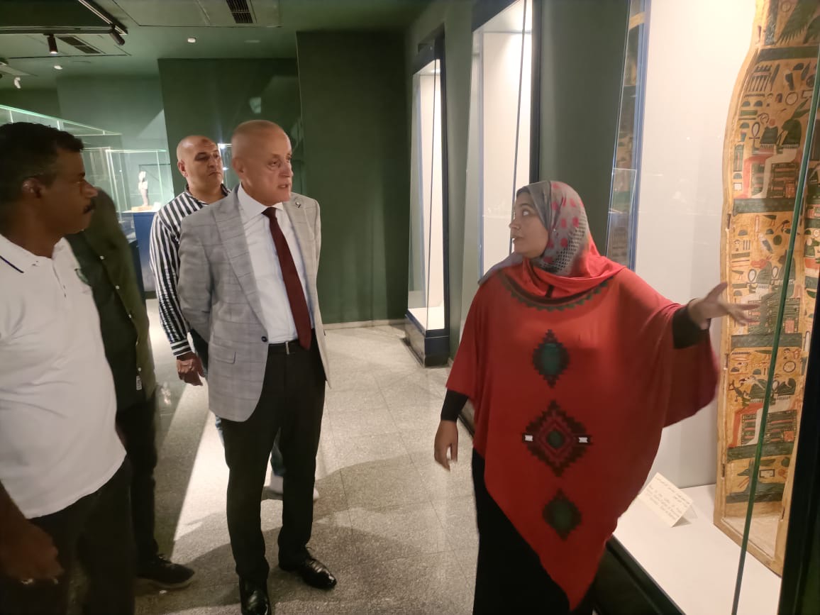 محافظ الأقصر داخل متحف التحنيط