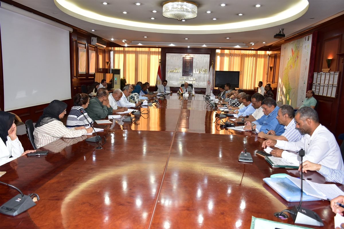 محافظ الأقصر يتابع منظومة التقنين