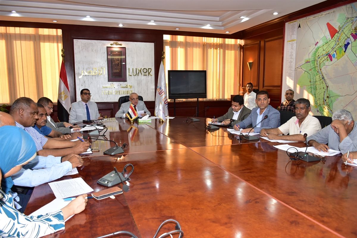 محافظ الأقصر يتابع منظومة التقنين