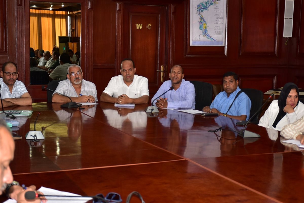 محافظ الأقصر يتابع منظومة التقنين