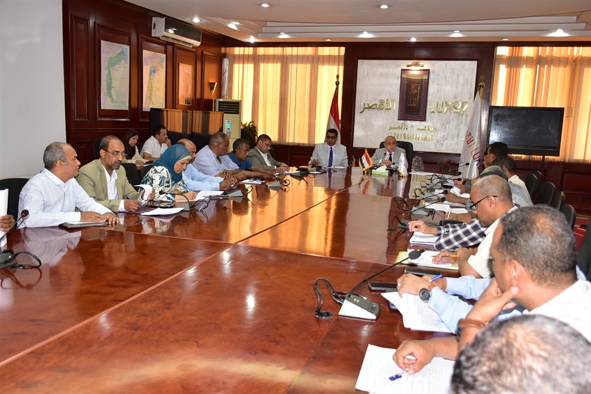 محافظ الأقصر يتابع منظومة التقنين