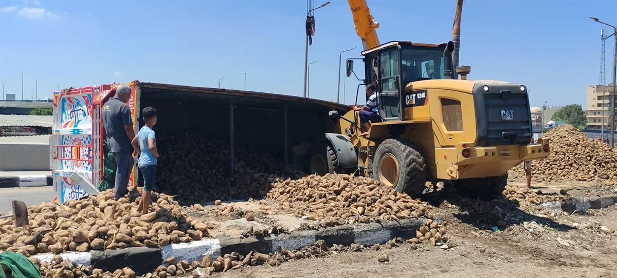 انقلاب مقطورة محملة بالبنجر أعلى الكوبري الدائري بالدقهلية