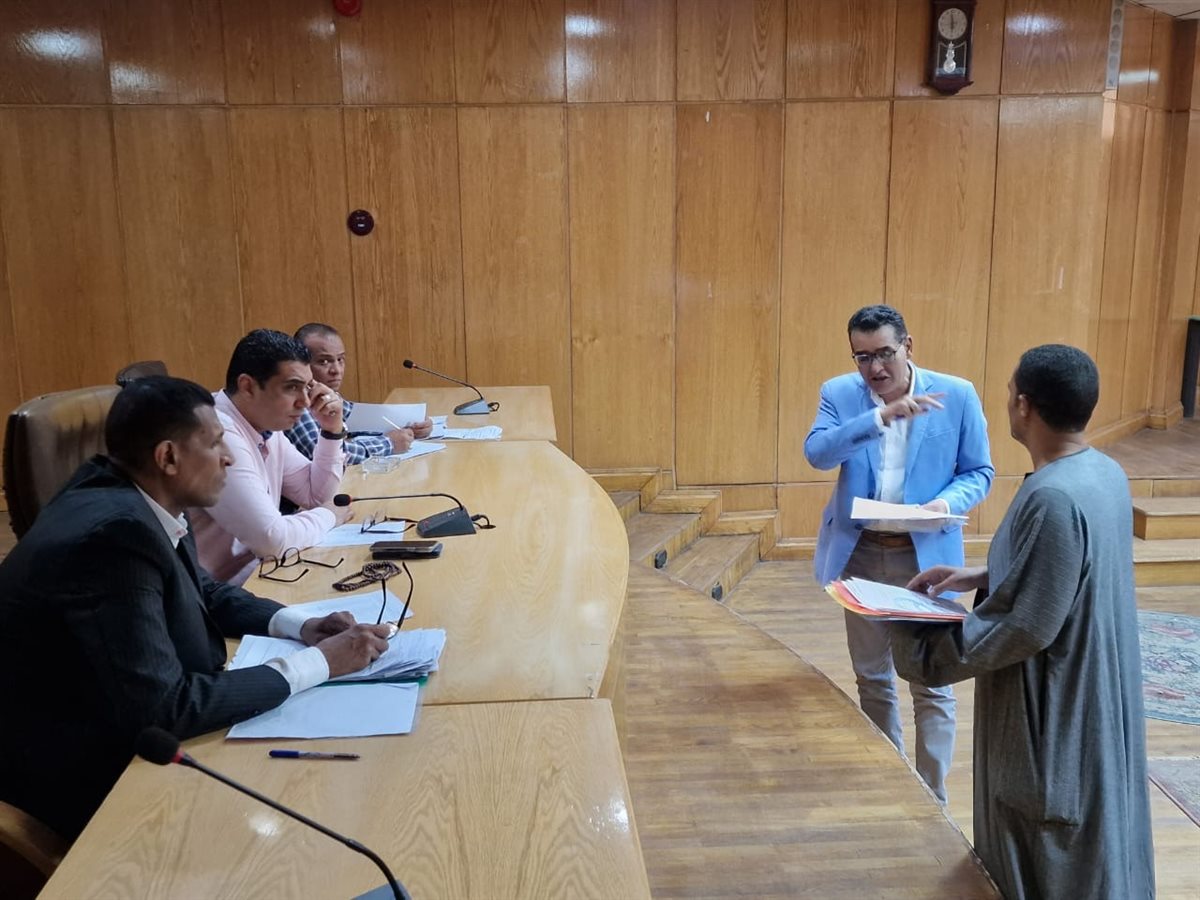 نائب محافظ الأقصر يستمع لشكاوى المواطنين