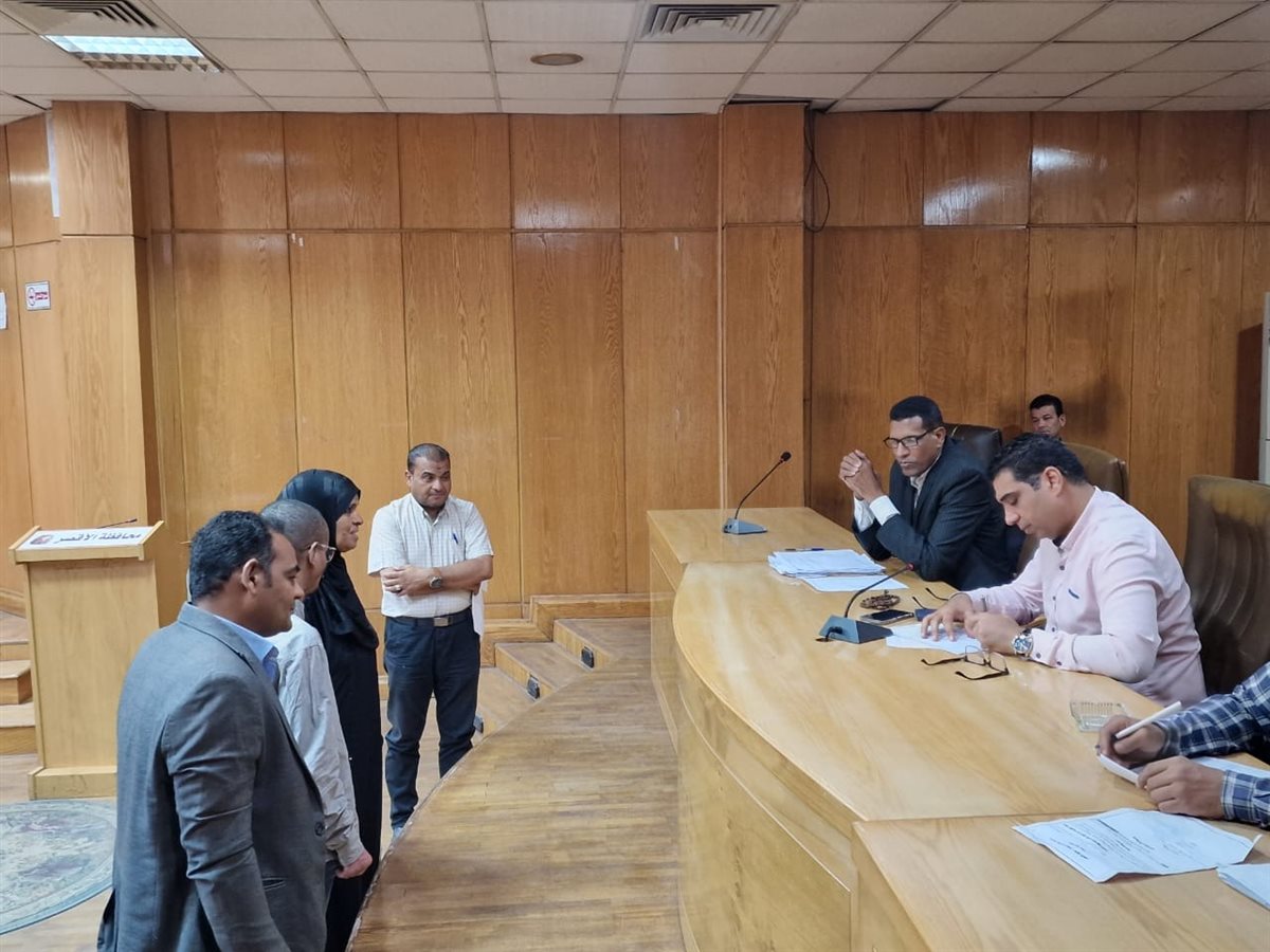 نائب محافظ الأقصر يستمع لشكاوى المواطنين