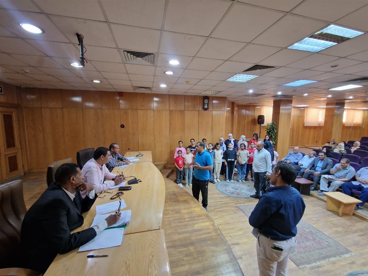 نائب محافظ الأقصر يستمع لشكاوى المواطنين