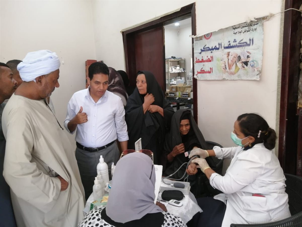 وكيل وزارة الصحة يتفقد قافلة طبية بقرية طفنيس بإسنا