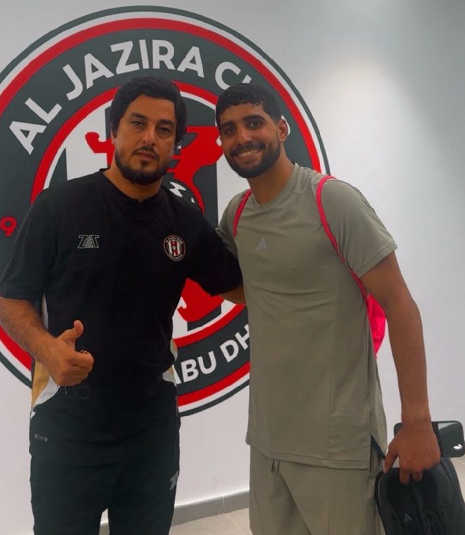 إبراهيم عادل في مقر نادي الجزيرة تمهيدًا لإتمام انتقاله إلى الفريق الإماراتي