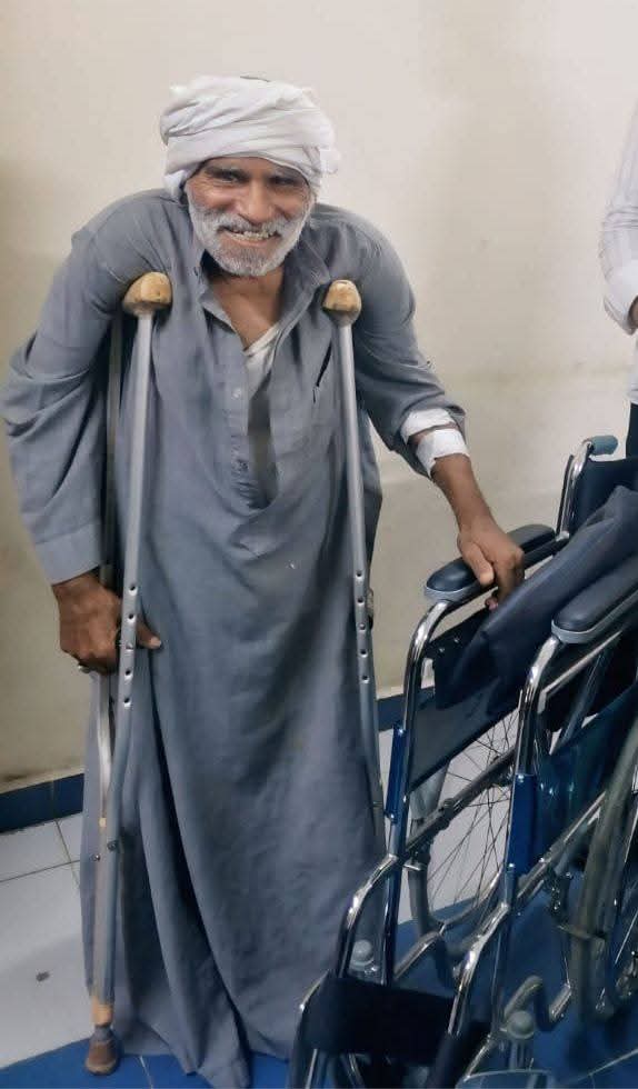صورة للمسن بعد استلامة الكرسي