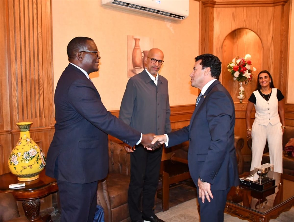 وزير الرياضة يستقبل الرئيس التنفيذي للاتحاد الدولي للاسكواش