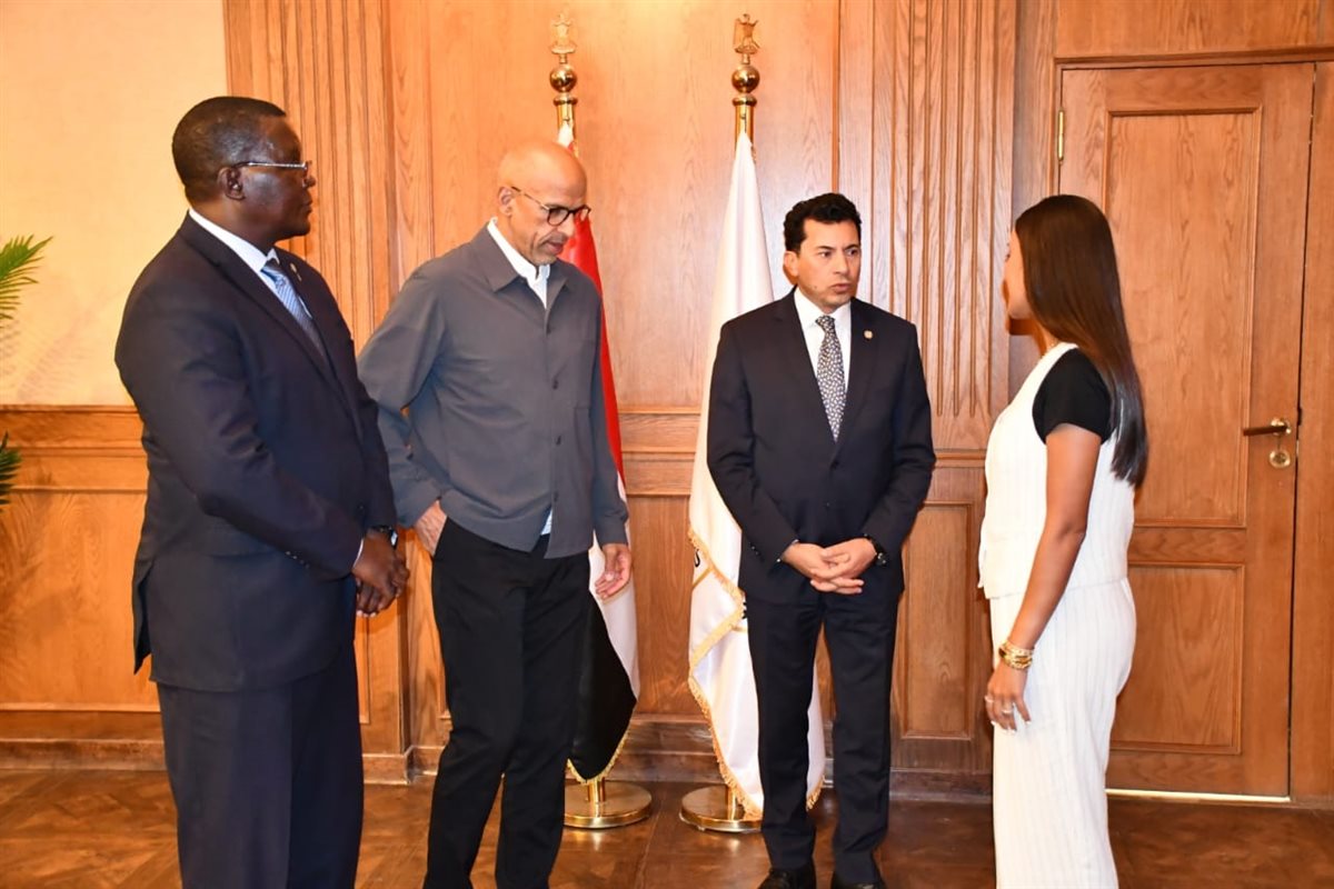 وزير الرياضة يستقبل الرئيس التنفيذي للاتحاد الدولي للاسكواش