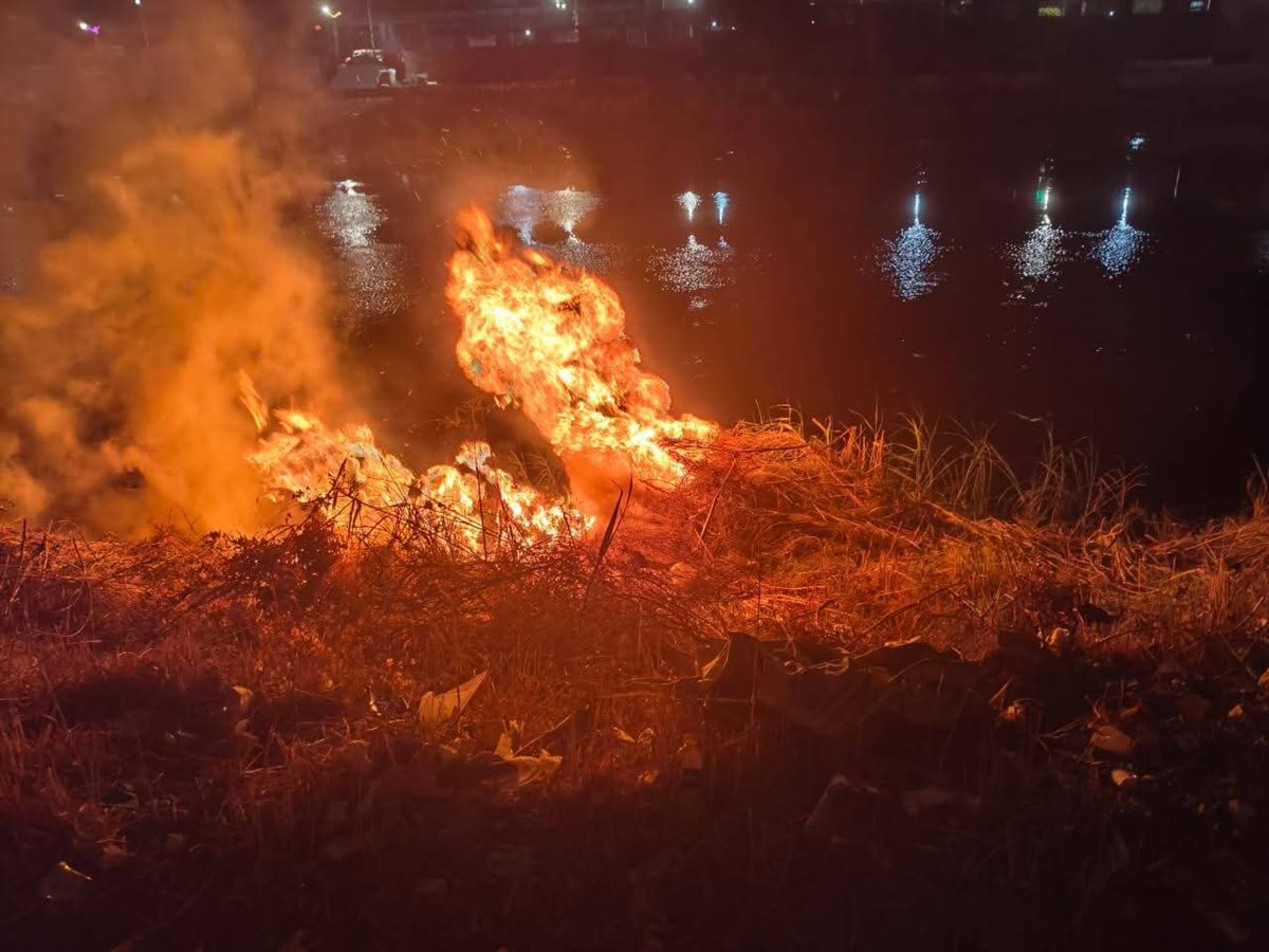 حريق بكمية هيش على الترعة الإبراهمية بأسيوط