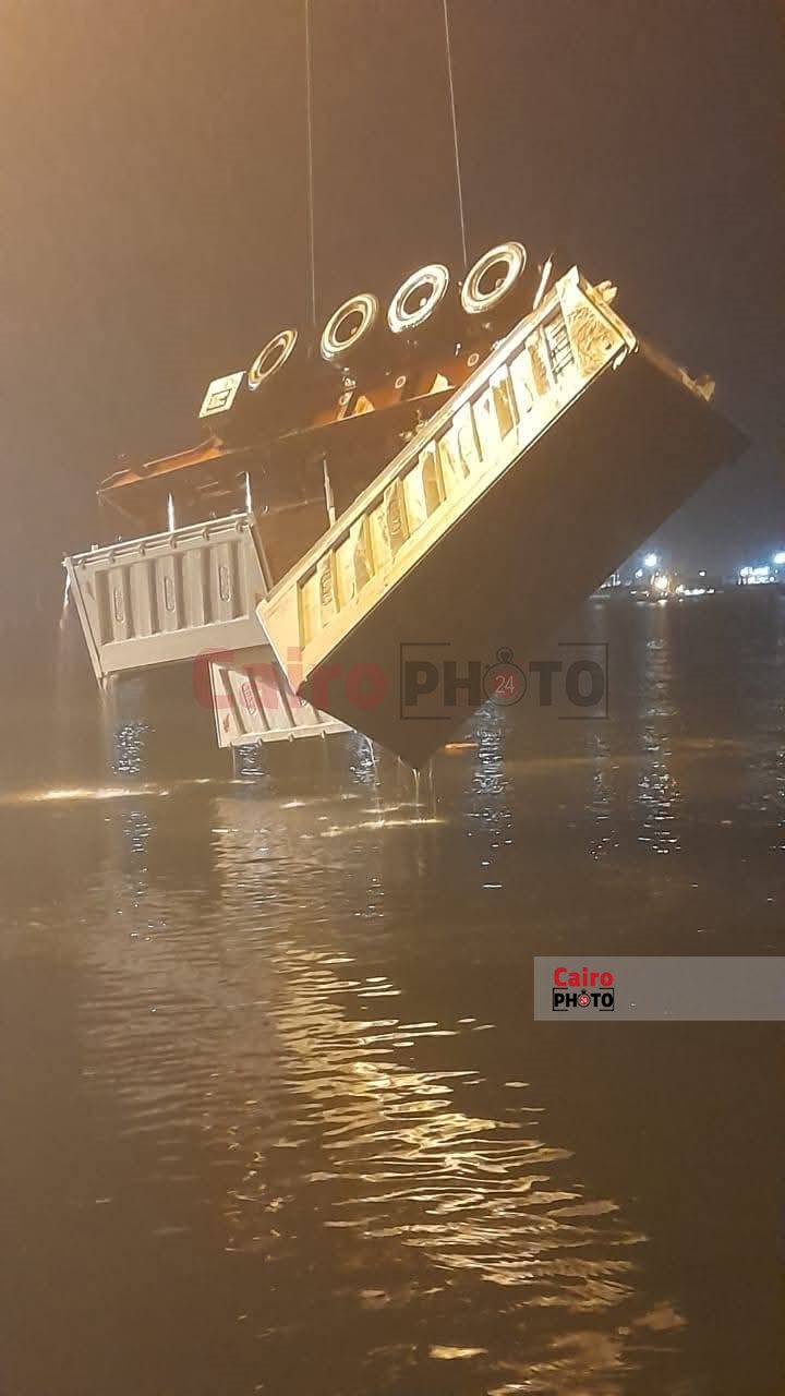 لحظة انتشال السيارتين الغارقتين بمعدية بورسعيد 