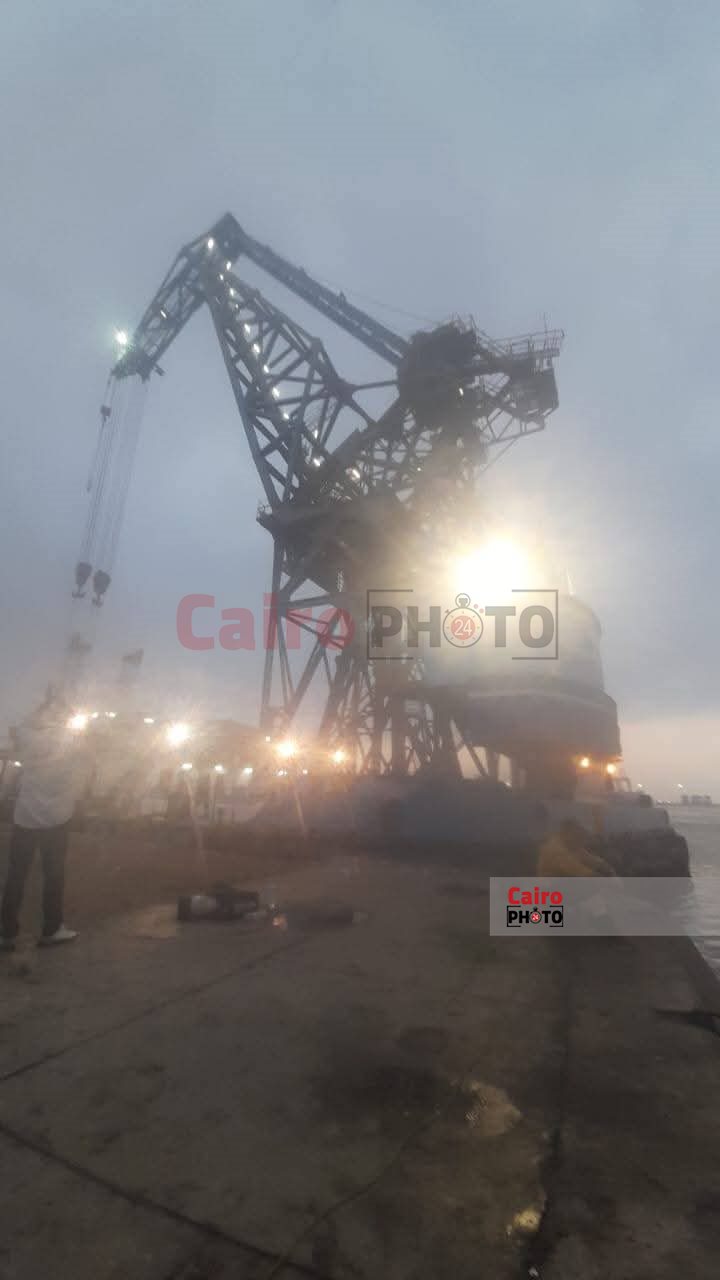 لحظة انتشال السيارتين الغارقتين بمعدية بورسعيد 