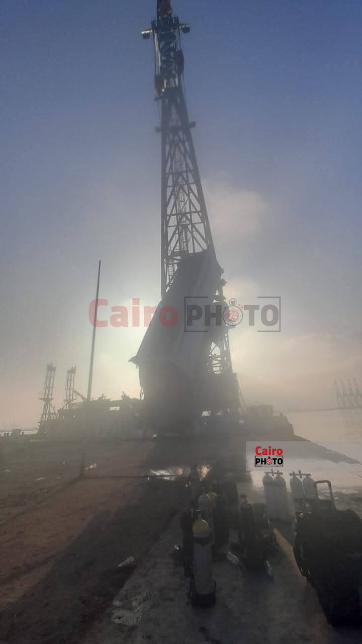 لحظة انتشال السيارتين الغارقتين بمعدية بورسعيد 