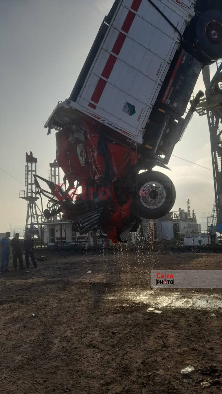 لحظة انتشال السيارتين الغارقتين بمعدية بورسعيد 