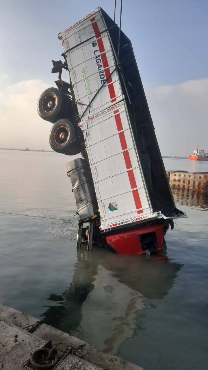 انتشال سيارتي الأسمنت الغارقتين في معدية ببورسعيد