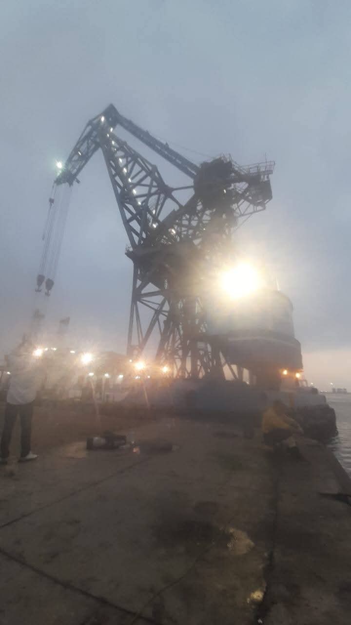 انتشال سيارتي الأسمنت الغارقتين في معدية ببورسعيد