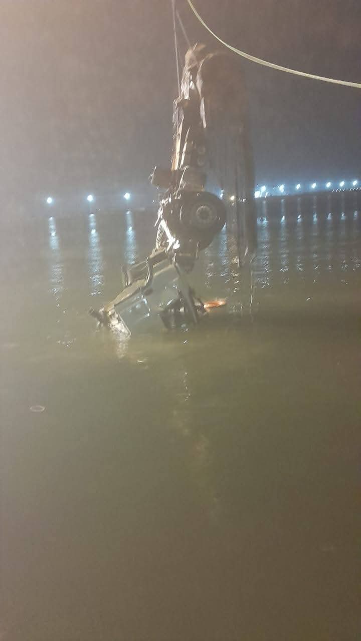 انتشال سيارتي الأسمنت الغارقتين في معدية ببورسعيد